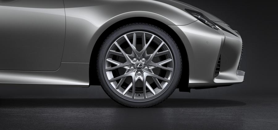 Детали экстерьера Lexus RC300h 2018 года  (WW) (фото 98 из 139)